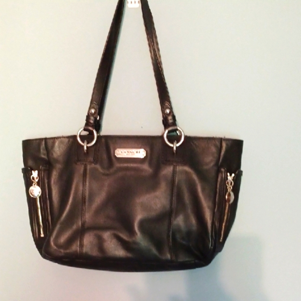 Coach Black Leather Shoulder Bag with Sleek Design